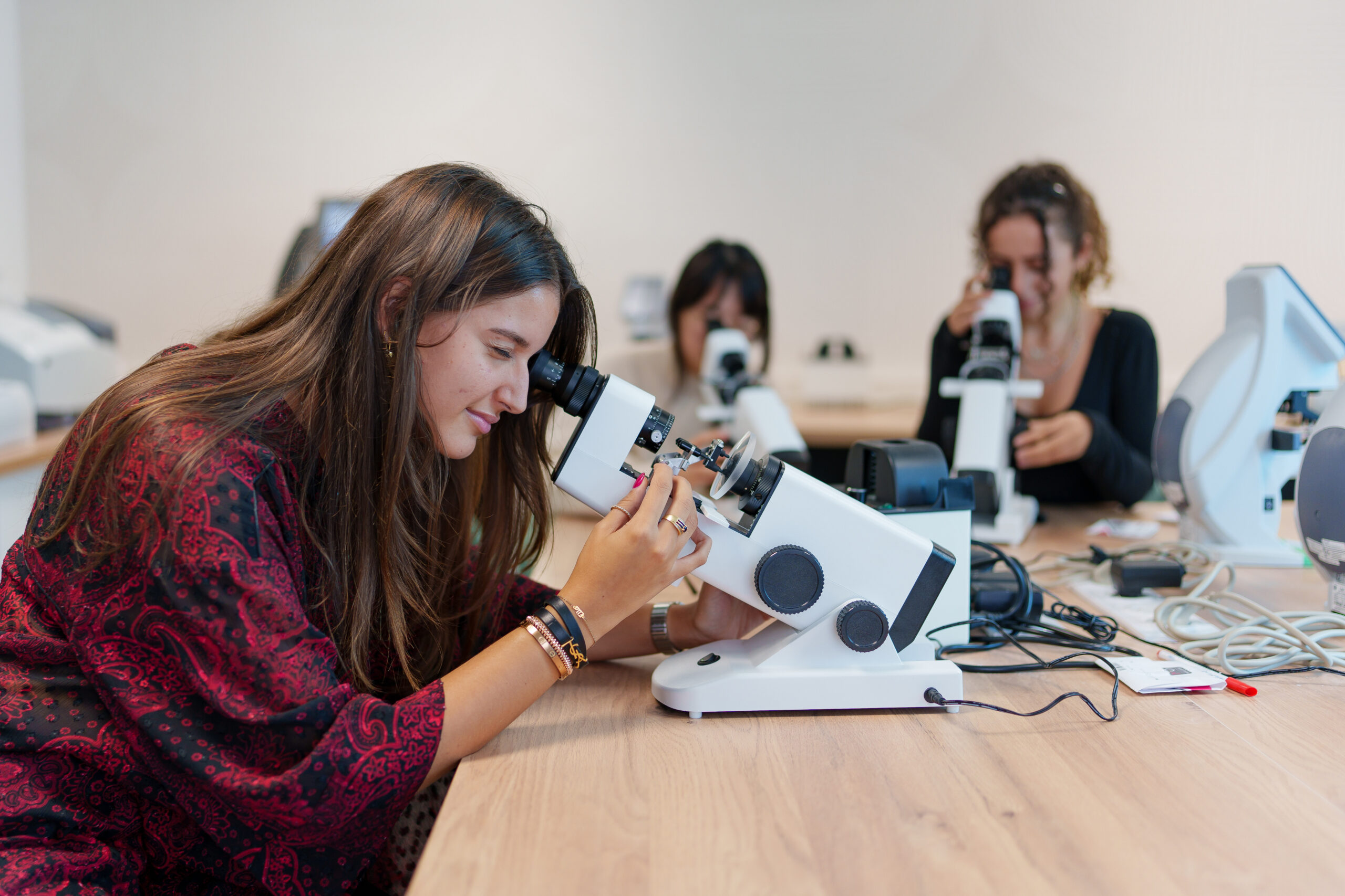 🎓 Vous cherchez une formation audioprothèse ou une formation optique professionnalisante et reconnue ? Ne manquez pas notre Journée Portes Ouvertes à Paris ! Découvrez nos parcours en alternance ou en formation initiale, avec la possibilité unique de suivre un double cursus en deux ans. Rencontrez l’équipe pédagogique, explorez les débouchés concrets et les salaires attractifs de ces deux métiers en forte demande.